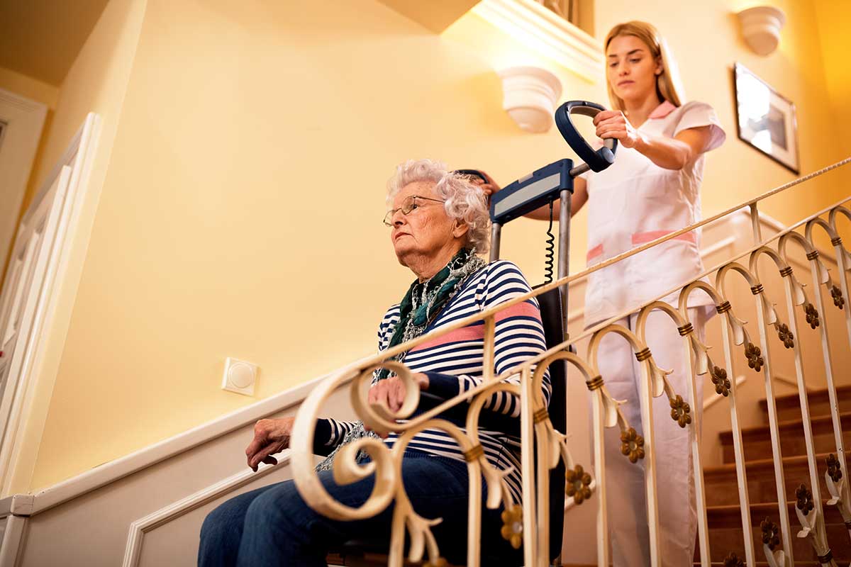 Grimpeur d'escalier avec aide