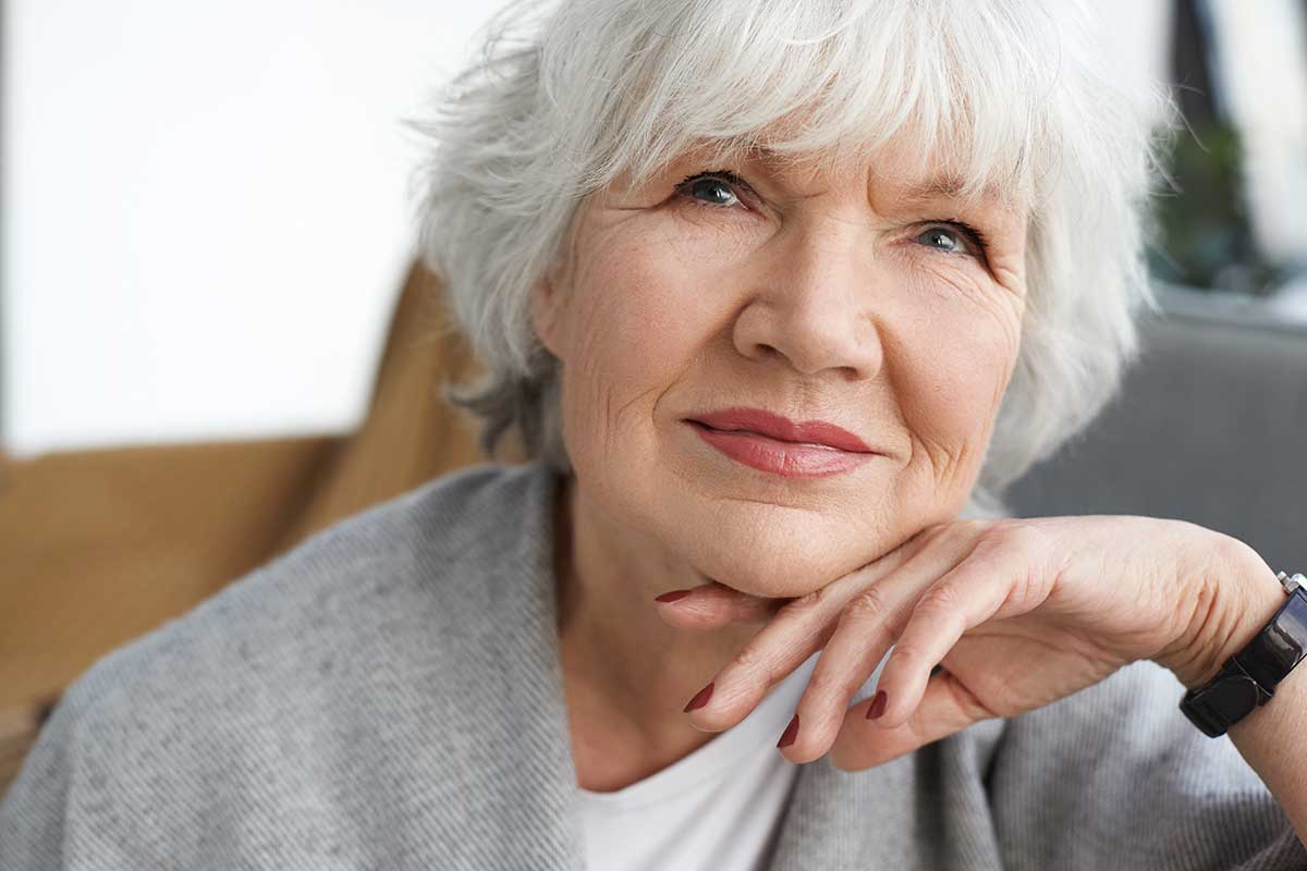 Assurance pour les retraités: une dame âgée pèse