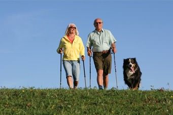 La marche nordique pour les seniors peut aussi bien se combiner Marche nordique pour seniors avec chiens