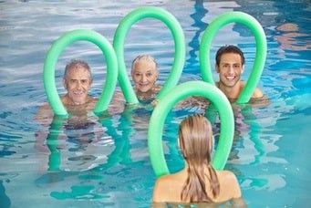 Piscine nouilles exercices senior natation