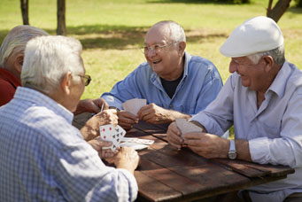 Jeux pour seniors: jeu de cartes