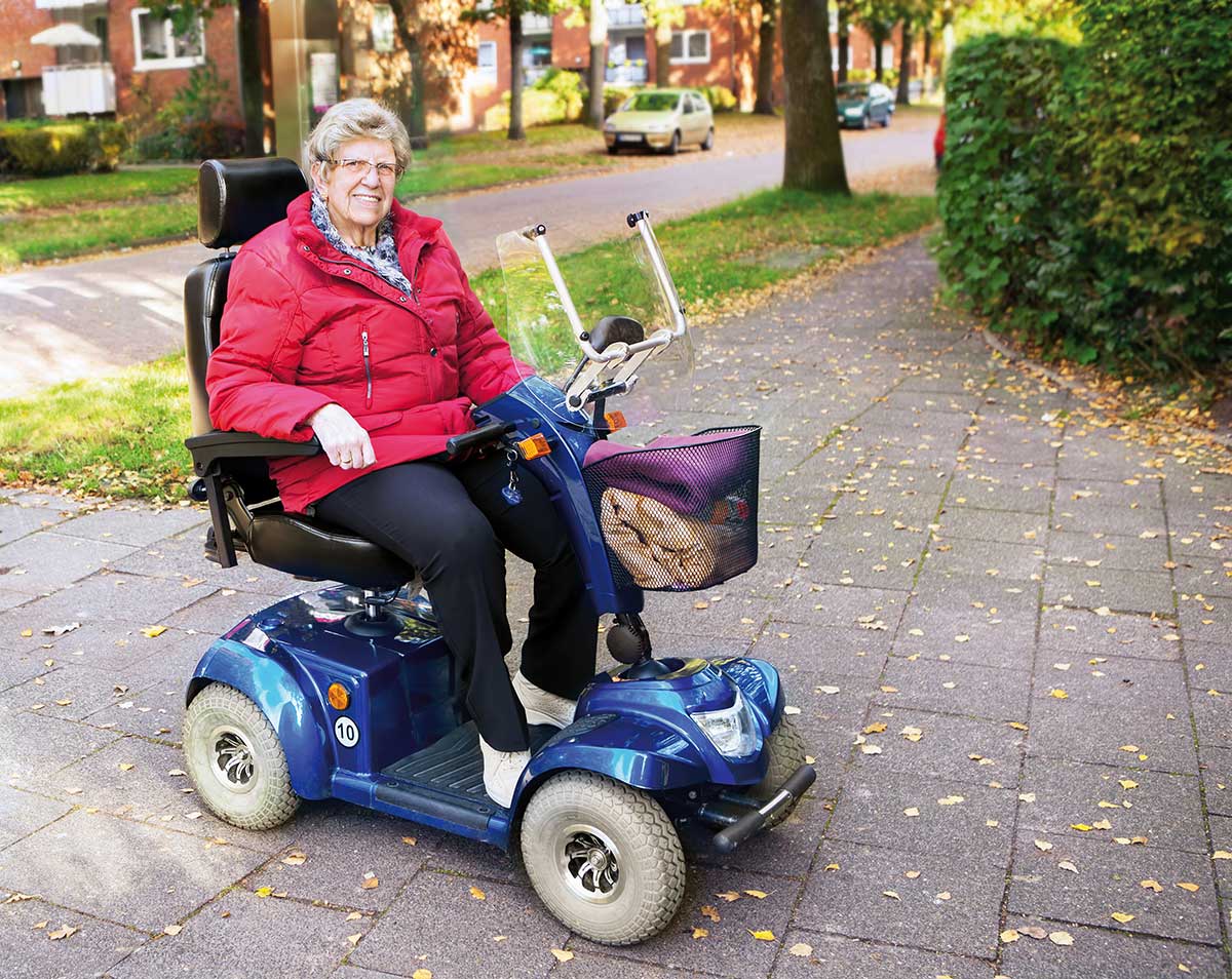 Dame âgée sur un véhicule électrique