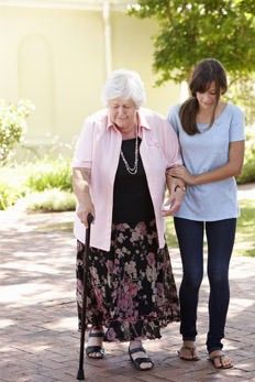 Profitez de la vie: les aînés marchent dans la vieillesse