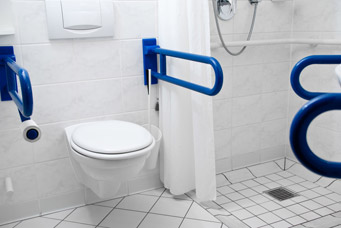 Debout dans la salle de bain Bain debout