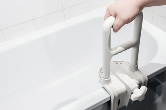 Les aides verticales pour la baignoire offrent une prise sûre Baignoire d'aide verticale