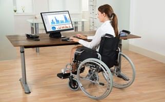 Inclusion au travail: femme en fauteuil roulant Inclusion au travail: femme en fauteuil roulant