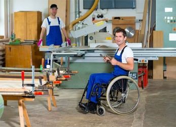 Conception d'un lieu de travail adapté aux personnes handicapées: homme en fauteuil roulant Lieu de travail pour les droits des personnes handicapées