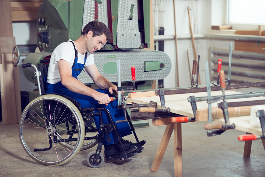 Loi sur l'égalité des personnes handicapées: lieu de travail adapté aux personnes handicapées Personne en fauteuil roulant au travail