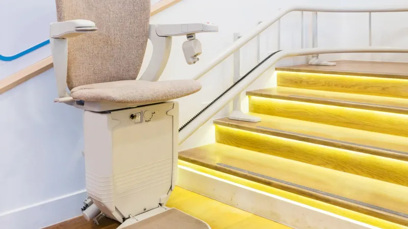Komponenten eines Treppenlifts: Ein Treppenlift steht einsatzbereit an der Treppe