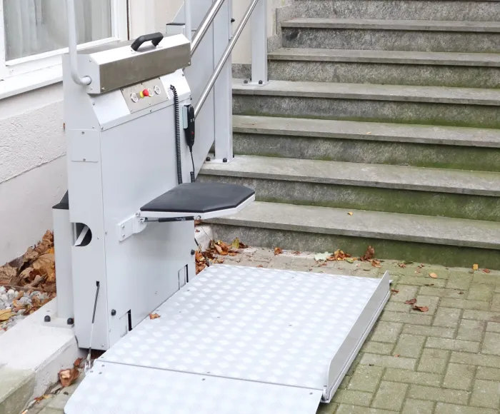 Treppenlift-Alternative: Rollstuhllift Rollstuhllift vor einem Gebäude als Alternative zu einem Treppenlift