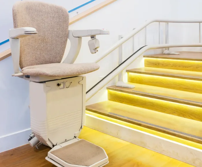 Wissenswertes zu den Komponenten eines Treppenlifts Komponenten eines Treppenlifts: Ein Treppenlift steht einsatzbereit an der Treppe