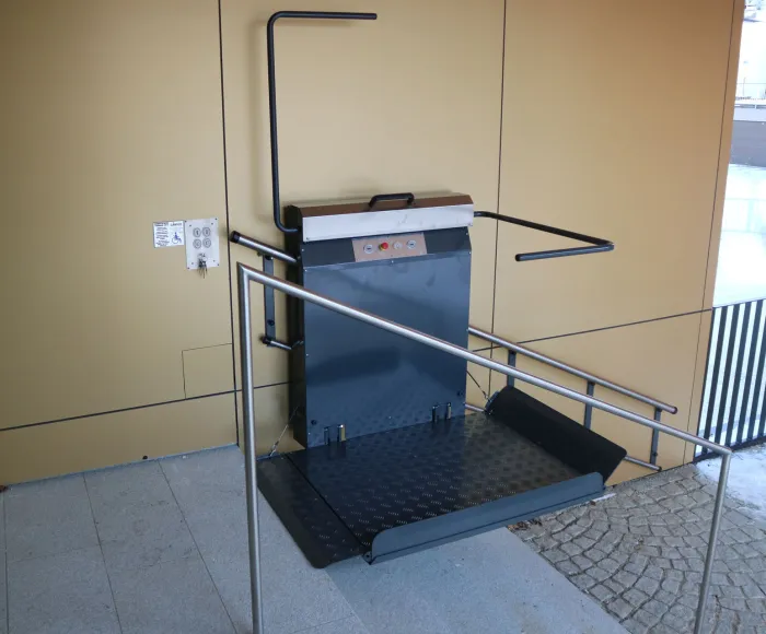 Plattformlift gebraucht Gebrauchter Plattformlift in öffentlichem Gebäude