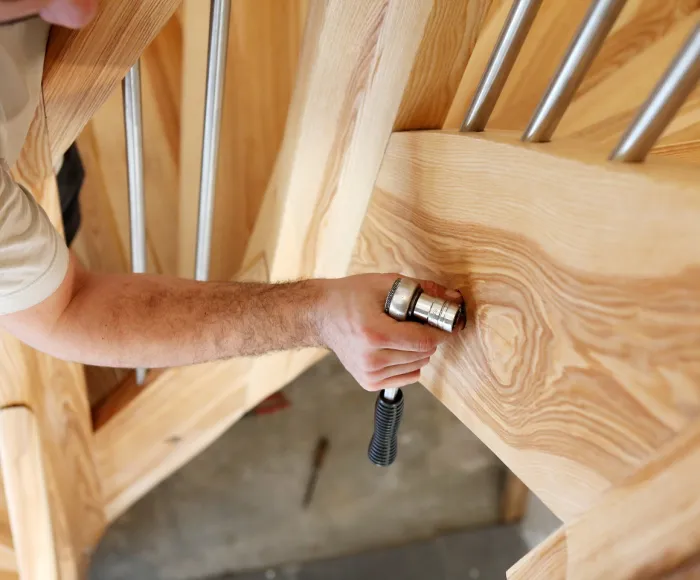 Alles rund um den Einbau des Treppenlifts Einbau des Treppenlifts: Handwerker auf der Treppe